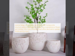 chậu trồng cây bằng đất sét sợi màu be trung tính hình tròn với hoa văn cấu trúc tổ ong nhẹ bền ít bảo trì chậu hoa dự án trang trí văn phòng trung tâm mua sắm khách sạn biệt thự ngày lễ cảnh quan sân vườn