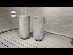 Dự án trang trí cao cấp, tông màu xám lạnh, hình học tuyến tính, tròn, bằng sợi đất sét.