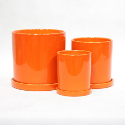 Các nồi hoa gốm mịn và bóng mượt với lỗ thủng
