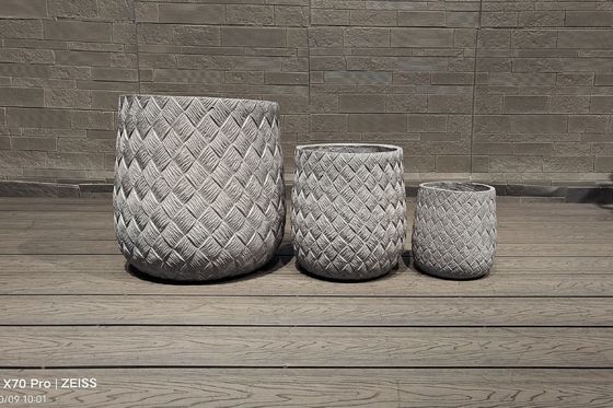 Các lỗ thoát nước được khắc bằng tay được gia cố bằng đất sét để tưới nước tối ưu và sức khỏe thực vật