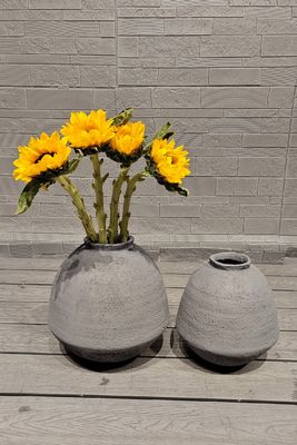Bàn trồng bằng vải đất sét vintage tròn được khắc bằng tay với kết thúc vintage cổ điển