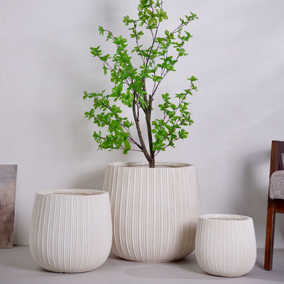 chậu trồng cây bằng đất sét sợi màu be trung tính hình tròn với hoa văn sọc dọc, nhẹ, bền, ít bảo trì, chậu hoa, trang trí biệt thự, khách sạn, trung tâm mua sắm, văn phòng, dự án cảnh quan vườn