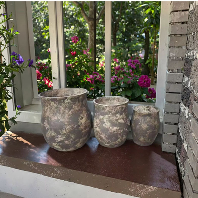 màu xám với một số vết bẩn màu beige cây trồng bằng đất sét sợi tròn với kết cấu bị thời tiết, mờ nhạt, nhẹ, bền bền, bảo trì thấp, nồi hoa kỳ nghỉ, trang trí văn phòng biệt thự, dự án cảnh quan vườn