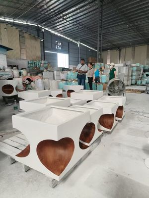 Chậu trồng cây hình chữ nhật màu trắng có các lỗ khoét hình trái tim bằng sợi đất sét nhẹ, bền, ít bảo trì, chậu hoa, trang trí biệt thự ngày lễ, văn phòng, dự án cảnh quan sân vườn