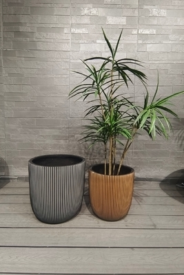 Chậu trồng cây bằng sợi đất sét hình tròn với hoa văn sọc màu bạc, nhẹ, thích hợp cho dự án cảnh quan và vườn trên mái